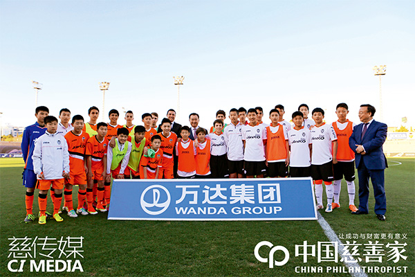 2022年3月上旬,王健林访瓦伦西亚俱乐部,与万达希望之星小球员合影。
