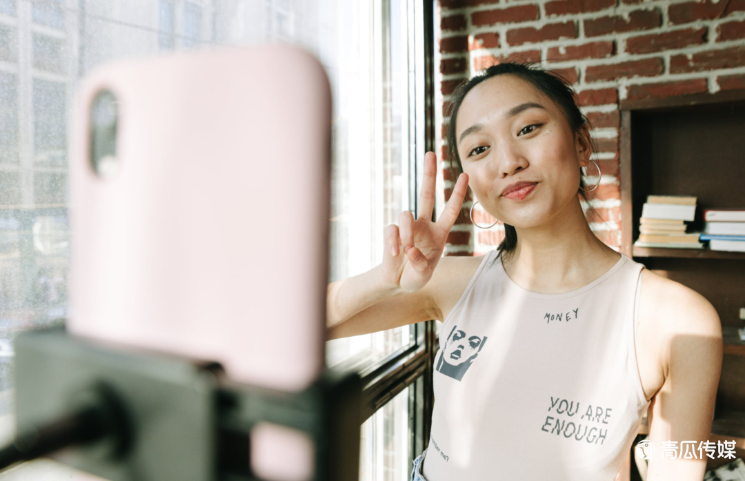 短视频广告帝国：1小时生产12条短视频、500元卖肖像权