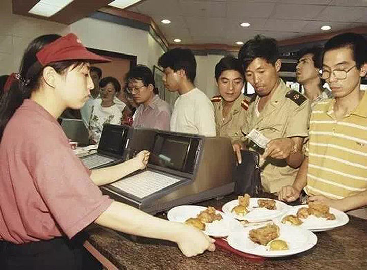 入华三十载的肯德基，能否用创新和数字化「吃定」年轻人？