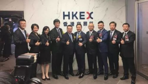 阅文集团上市，吴文辉（左五）与核心高管合影  